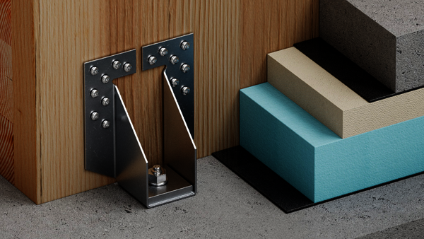 Der Zuganker HDCLT140 von Simpson Strong-Tie von schräg links gesehen. Er verbindet eine massive Holzwand mit einem Fußboden aus Beton. Rechts sind im Querschnitt die verschiedenen Schichten des Fußbodenaufbaus dargestellt: Schalldämmung, Wärmedämmung und der Fußbodenbelag selbst.