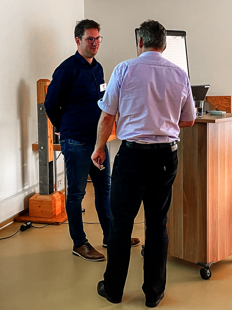 Dr.-Ing. Sascha Schwendner ebenfalls im Gespräch mit einem Teilnehmer