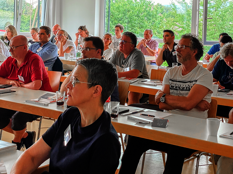 Die versammelten Teilnehmer der Simpson-Akademie