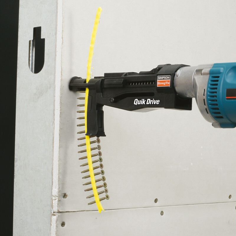 Ein Quik Drive-Vorsatz auf einem blauen motorisierten Schrauber, bestückt mit einem Streifen magazinierter Schraube, von denen er eine in eine graue Gipskartonplatte eindreht.
