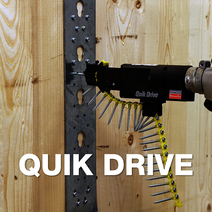 Ein Quik Drive-Schraubervorsatz mit einem Streifen magazinierter Schrauben darunter. Eine der Schrauben wird gerade eingeschraubt, um einen Zuganker an einer Holzwand zu befestigen. Davor die Worte "QUIK DRIVE"