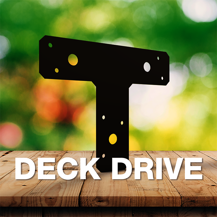 Bild von einem schwarzen T-förmigen Holzverbinder vor grünem Hintergrund, aufrecht auf einer Holzfläche schwebend. Davor die Worte "DECK DRIVE"