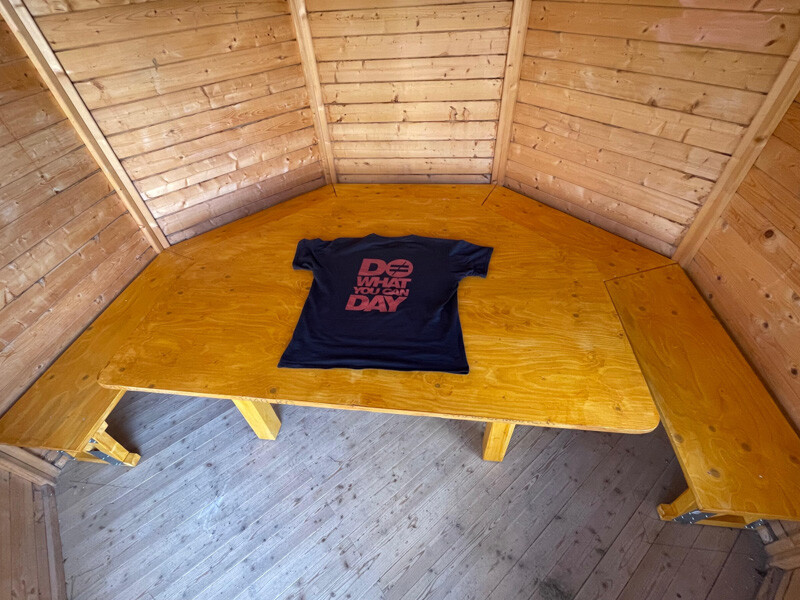 T-Shirt liegt auf Holztisch.