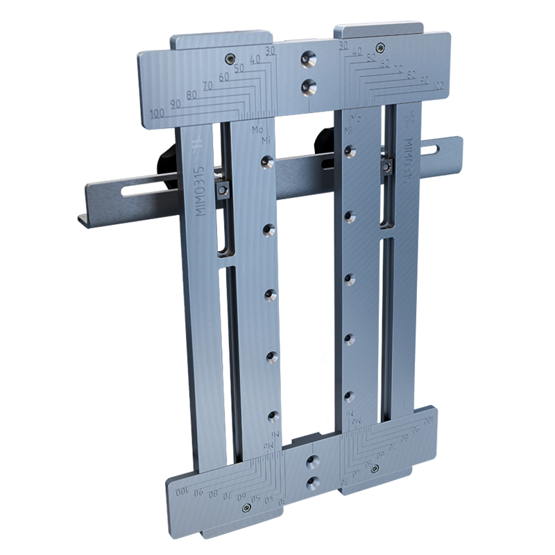 Die Fräs- und Montageschablone MIMO315 von Simpson Strong-Tie, von vorne betrachtet. Sie besteht aus mehreren Elementen aus Aluminium, die verschoben und fixiert werden können.
