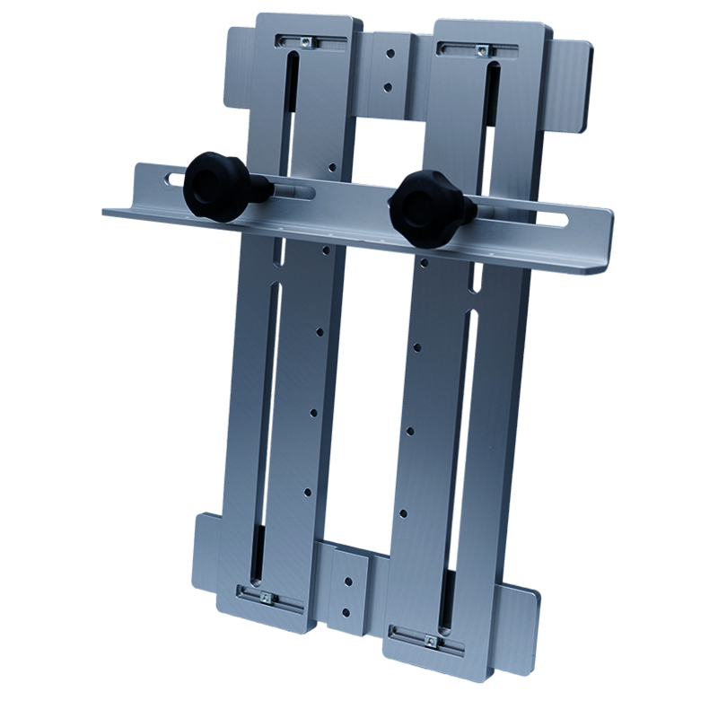 Die Fräs- und Montageschablone MIMO315 von Simpson Strong-Tie aus der Rückansicht. Der Anschlag, mit zwei drehbaren Knäufen zu fixieren, ist deutlich zu erkennen. Die Schablone selbst besteht aus verschiedenen Aluminium-Elementen, die verschoben und fixiert werden können.