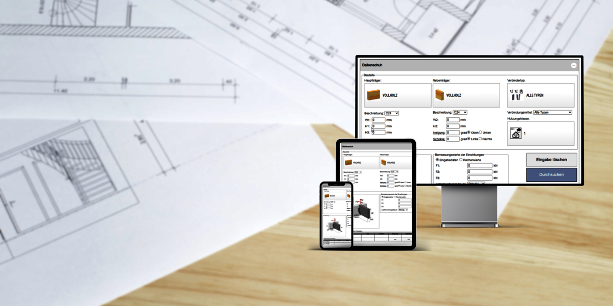 Die Connector-Selecor-Webapp auf drei verschiedenen Bildschirmen: ein PC-Monitor, ein Tablet und ein Smartphone. Auf den Bildschirmen ist das Programm bei der Eingabe für "Balkenschuh" zu sehen. Im Hintergrund eine hölzerne Tischplatte und architektonische Pläne.